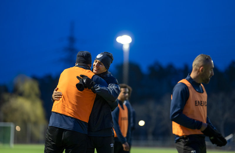 Nabil Bahoui vann SM-guld med AIK och tog sig till landslaget. Nu vill han hjälpa unga i förorten.