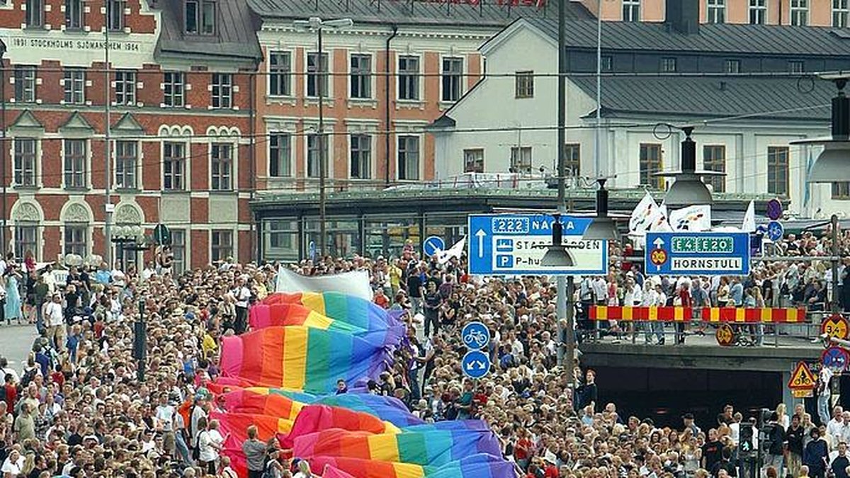 Regnbågsflaggan som står för all kärleks lika värde, för rätten att vara den man är, en symbol för de lagliga fri- och rättigheter som hbt-rörelsen uppnått".