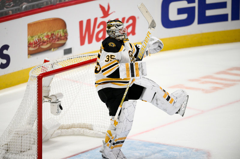 Bostons målvakt Linus Ullmark firar vinsten.