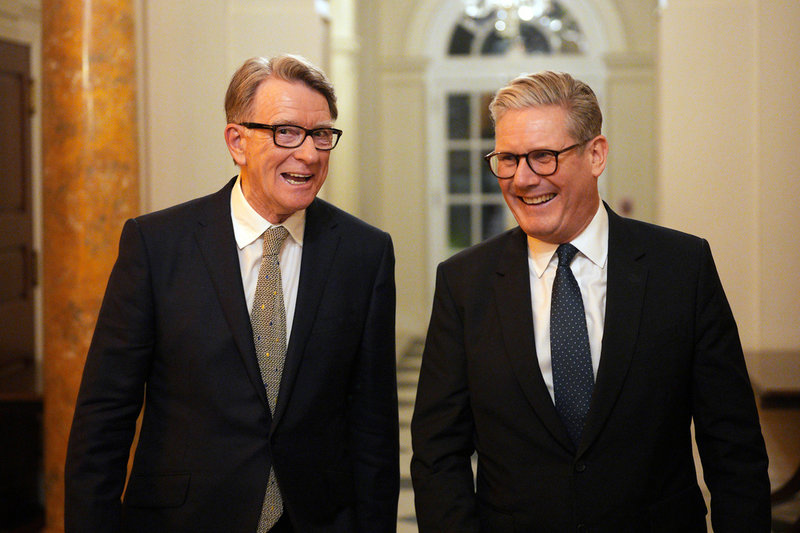 Peter Mandelson tillsammans med Storbritanniens premiärminister Keir Starmer, som fram till häromdagen sade sig ha förtroende för Mandelson, i Washington i februari.