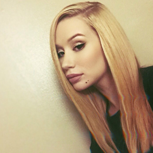 Iggy Azalea tar en selfie. Iggy Azalea tar en selfie.