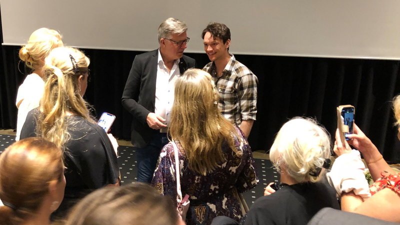 Vem vill inte ha en selfie med Nils van der Poel. Många flockas runt honom när föredraget är över.