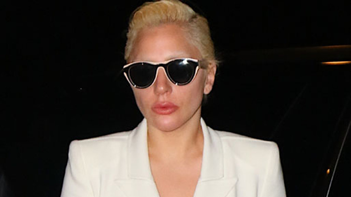Lady Gaga är stilig i vit kostym. 
