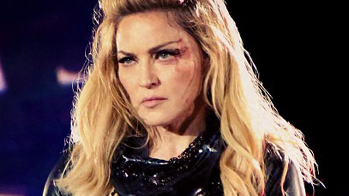 Stencoola Madonna i skinnkläder och gura när hon framför låten Gang Bang.