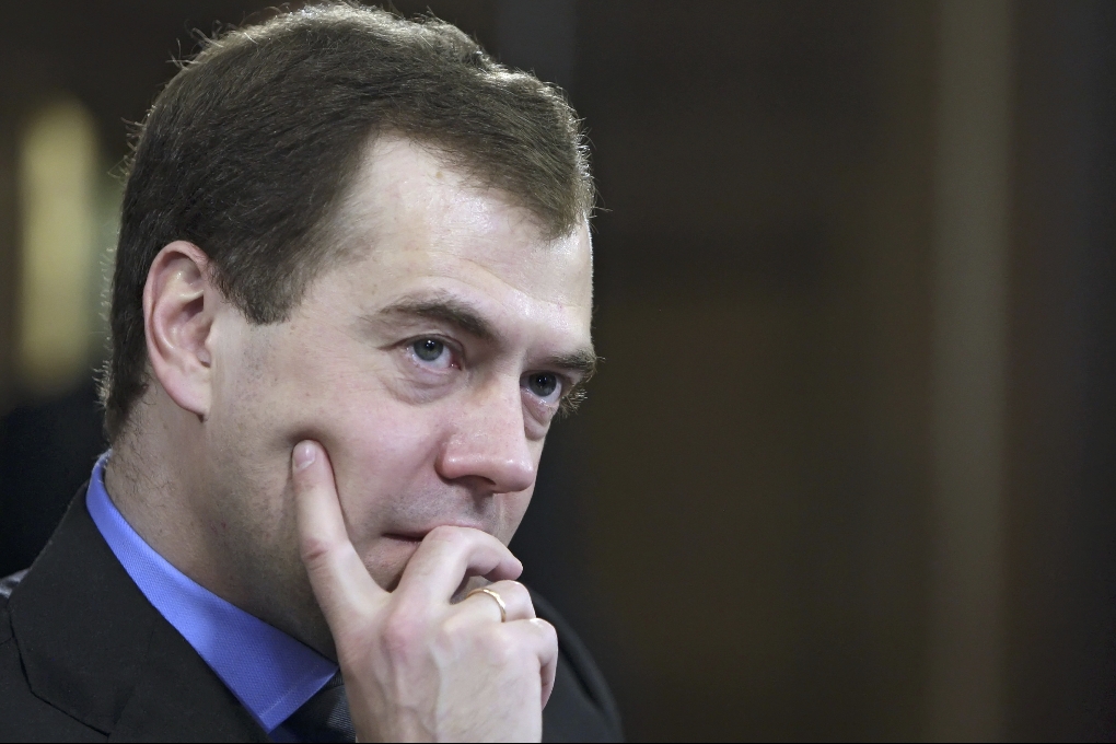 Dmitri Medvedev skyller terrorattentatet på flygplatsledningen på Domodedovo.