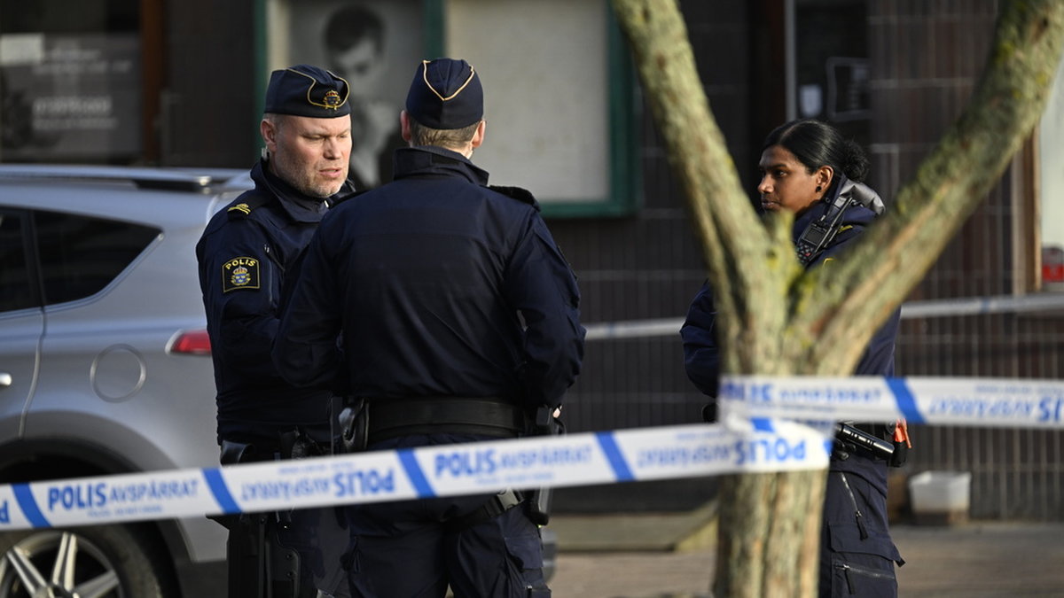 Polis på plats i Helsingborg på tisdagsmorgonen efter en skottlossning.