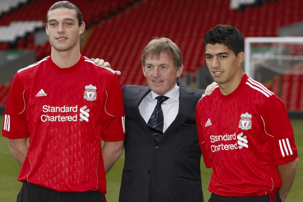 Luis Suarez tillsammans med Kenny Dalglish och Andrew Carroll.