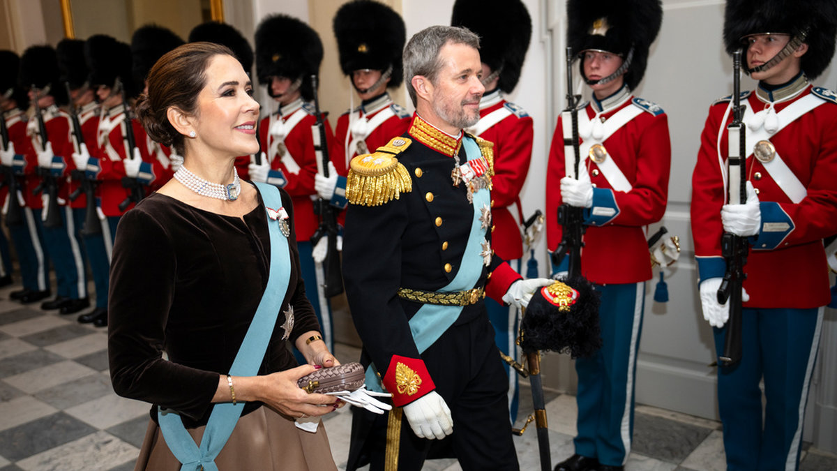 Kronprins Frederik och kronprinsessan Mary anländer till en nyårsfest för den danska militären i torsdags.