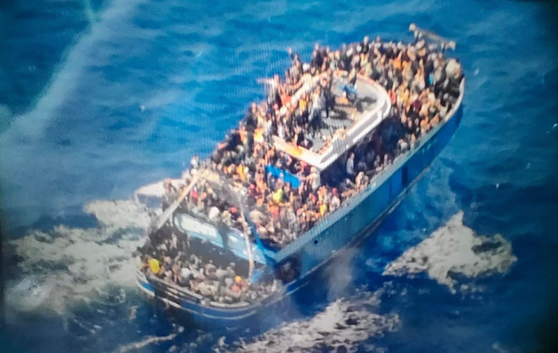 Ett foto den grekiska kustbevakningen tog av migrantbåten innan den sjönk i onsdags.