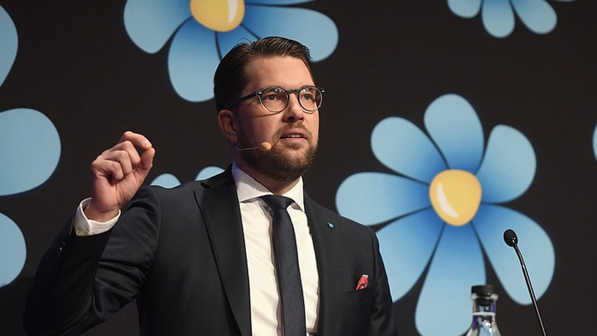 Bild på Sverigedemokraternas partiledare Jimmie Åkesson under ett tal 2017