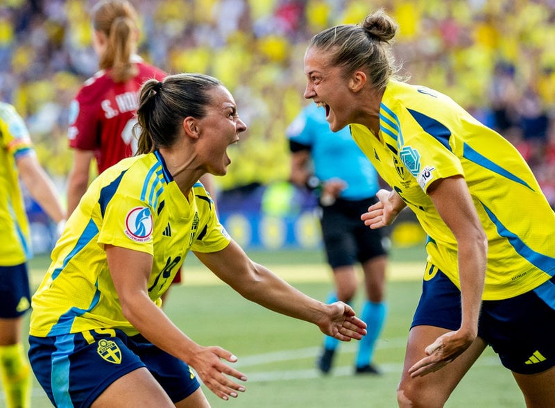 Johanna Rytting Kaneryd och Filippa Angeldahl jublar efter att den sistnämnda satt matchavgörande 1–0 i EM-premiären mot Danmark.