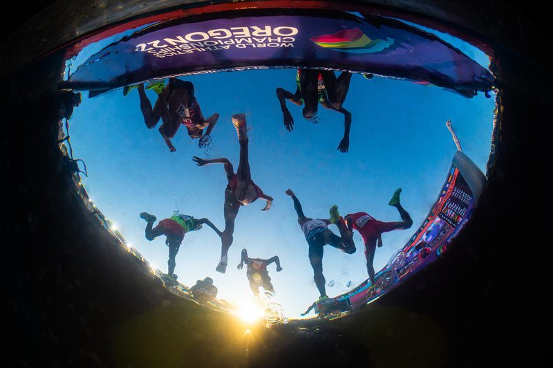 Friidrotts-VM 2022 i Oregon, USA, 3 000 meter hinder för herrar. Bilden vann årets sportbild i världen 2023 genom Picture of the Year International.