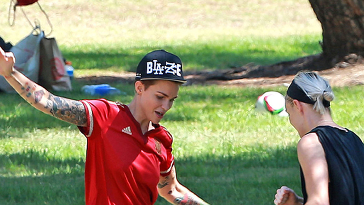 Ruby Rose spelar fotboll med sin fästmö Phoebe Dahl.