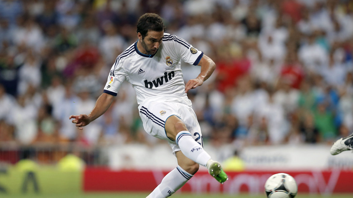 Redan i den tionde minuten blev Gonzalo Higuain frispelad av Pepe och kunde sätta 1–0 för Real.