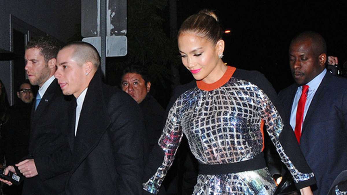 Jennifer Lopez såg ut som en matsäcksmacka inslagen i silverfolie. 
