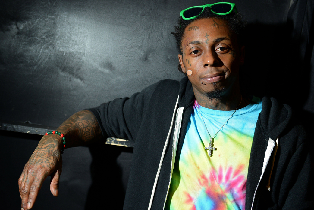 Hiphopstjärnan Lil Wayne var bara 11 år gammal när han blev av med oskulden. För tidningen Playboy berättade han om första gången. – Jag var 11 år och hon var 13 år. Vi spelade ett spel som heter "Vinn, förlora eller rita" och på brädet skrev hon "Fuck me", berättar Lil Wayne. Hiphopstjärnan Lil Wayne var bara 11 år gammal när han blev av med oskulden. För tidningen Playboy berättade han om första gången. – Jag var 11 år och hon var 13 år. Vi spelade ett spel som heter "Vinn, förlora eller rita" och på brädet skrev hon "Fuck me", berättar Lil Wayne.