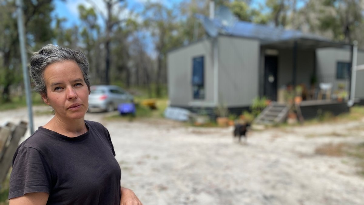 Arkitekten Christy Bryar bor i ett tillfälligt hus på sin tomt i närheten av det brandhärjade Mallacoota i Australien.