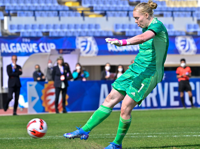 Sveriges målvakt Hedvig Lindahl slår in en av straffarna på Estádio Municipal de Lagos under finalmatchen mot Italien i Algarve Cup i februari. Arkivbild.