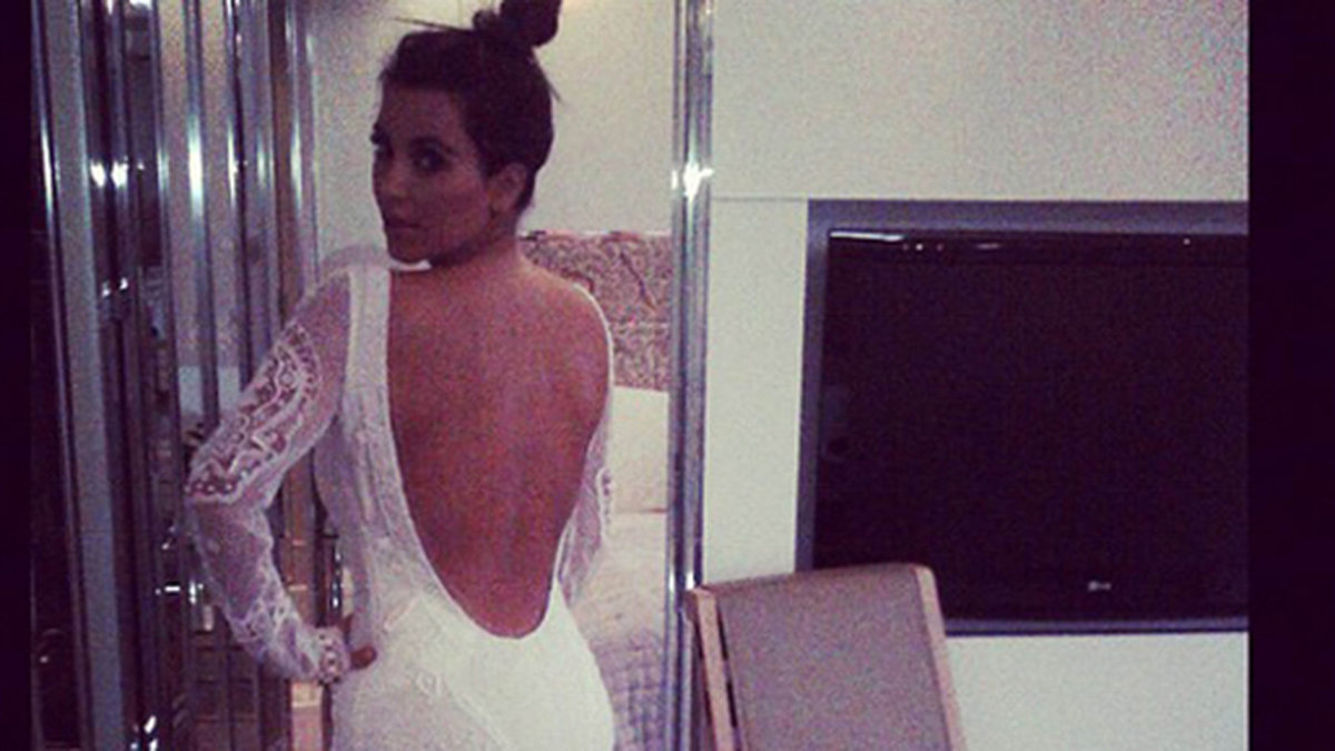 Kim Kardashian provar klänningar. 