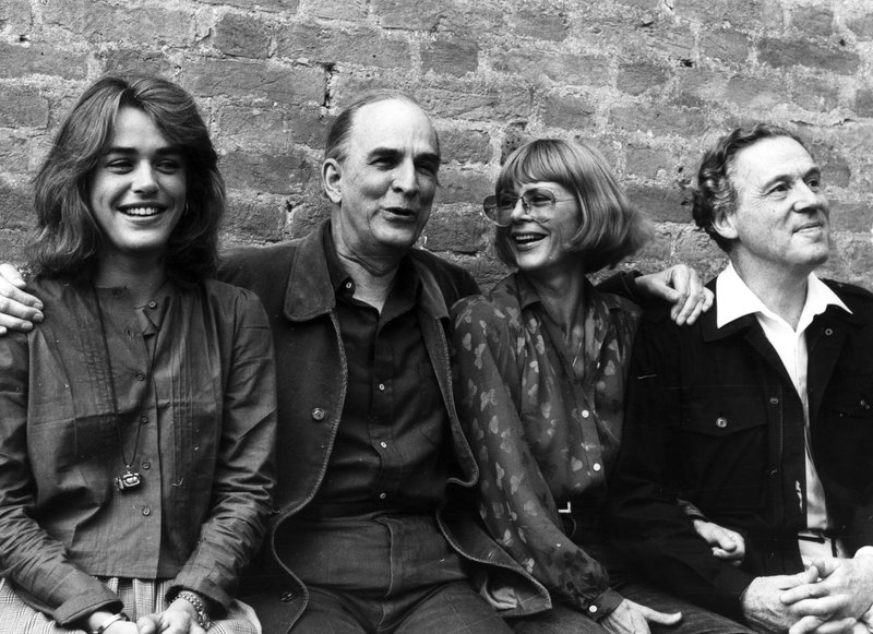 Regissören Ingmar Bergman tillsammans med skådespelarna Ewa Fröling, Harriet Andersson och Erland Josephson efter inspelningen av ”Fanny och Alexander”. Foto: Pressens Bild/TT Regissören Ingmar Bergman tillsammans med skådespelarna Ewa Fröling, Harriet Andersson och Erland Josephson efter inspelningen av ”Fanny och Alexander”. Foto: Pressens Bild/TT