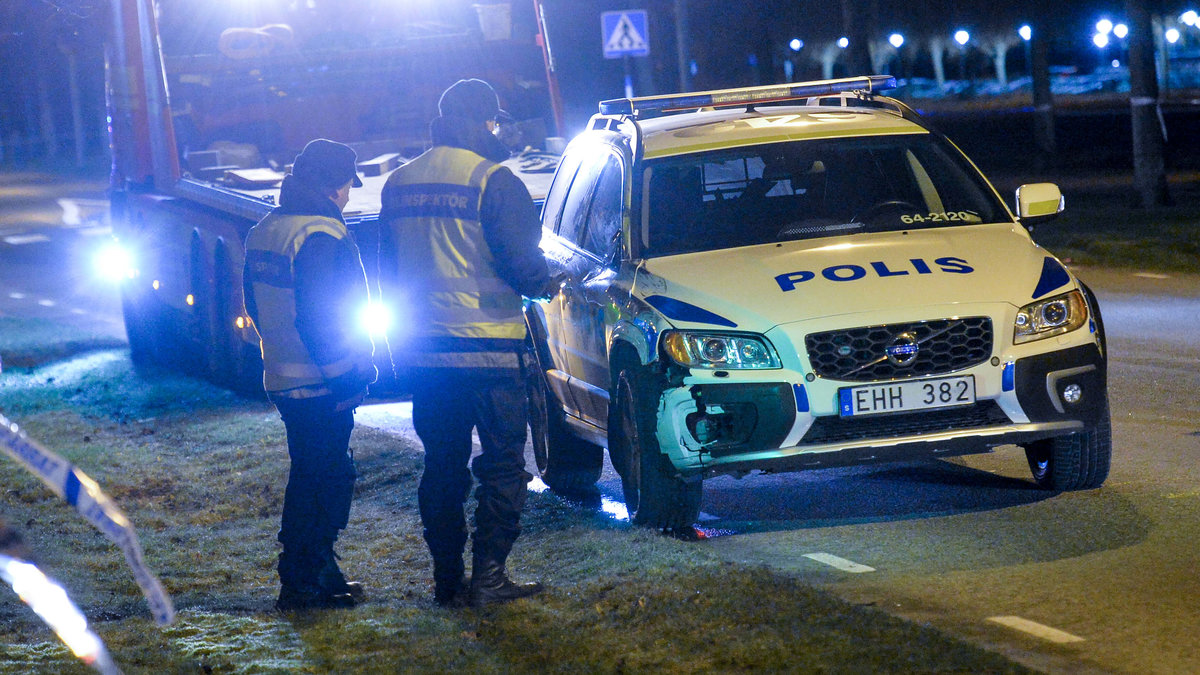 Polisen körde på två personer i Landskrona.