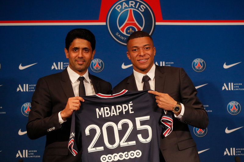 Qatariske affärsmannen Nasser al-Khelaifi, här tillsammans med franske superstjärnan Kylian Mbappé, styr bland annat Paris SG. 'Det finns knappt någon som är lika mäktig som han är', säger Olof Lundh.