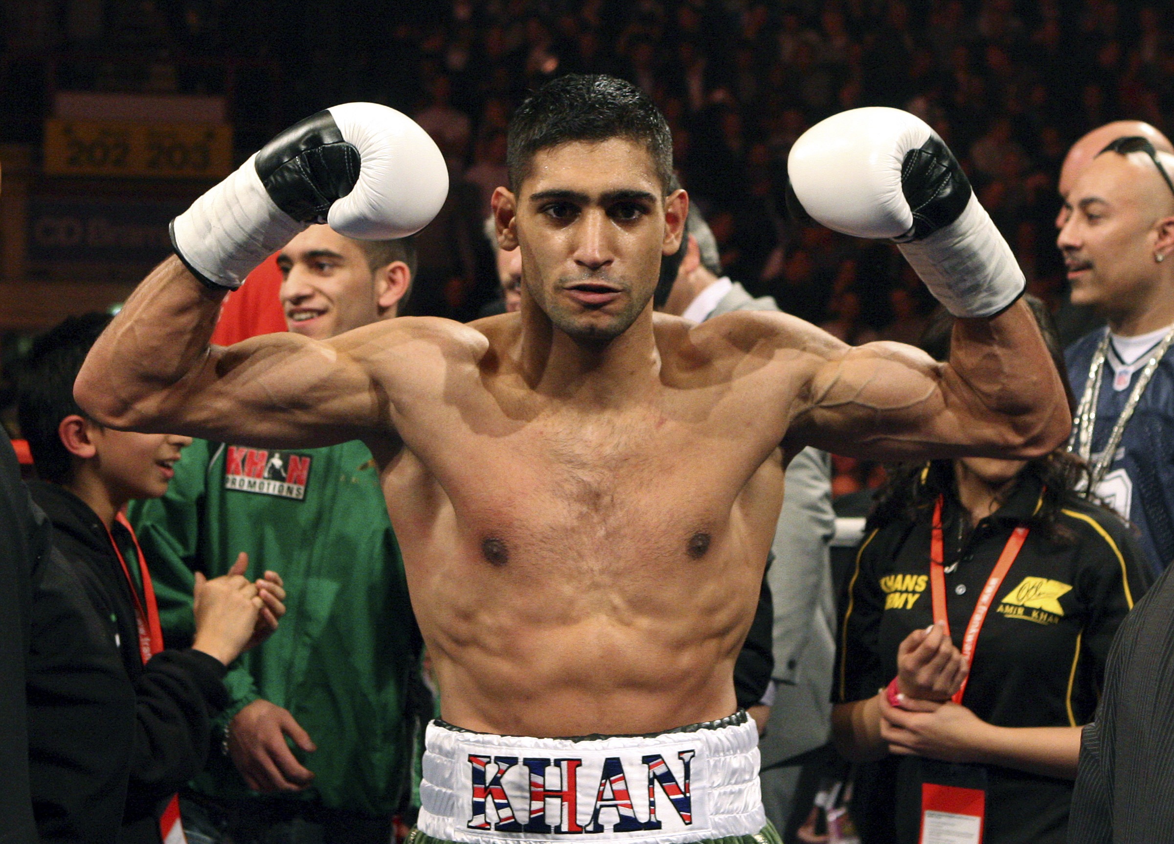 Amir Khan spänner musklerna.