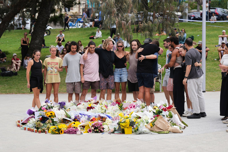 Människor samlas vid minnesplatsen för terrordådet på Bondi Beach.