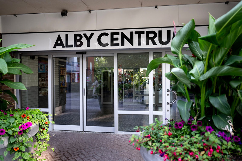 Även i Alby centrum upplevs vistelseförbuden haft positiv effekt.