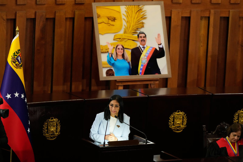 Venezuelas interimspresidenten Delcy Rodríguez talar under en inramad bild av president Nicolás Maduro och hans fru. Arkivbild.