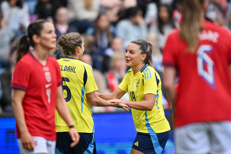 Filippa Angeldahl och Johanna Rytting Kaneryd (till höger) har båda familjen på plats under EM.
