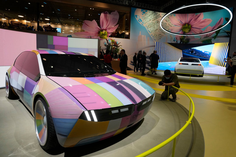 Det är inte bara kinesiska tillverkare som ställer ut. BMW visar bland annat upp sin framtidsstudie Dee, en modell som kan ändra färg.