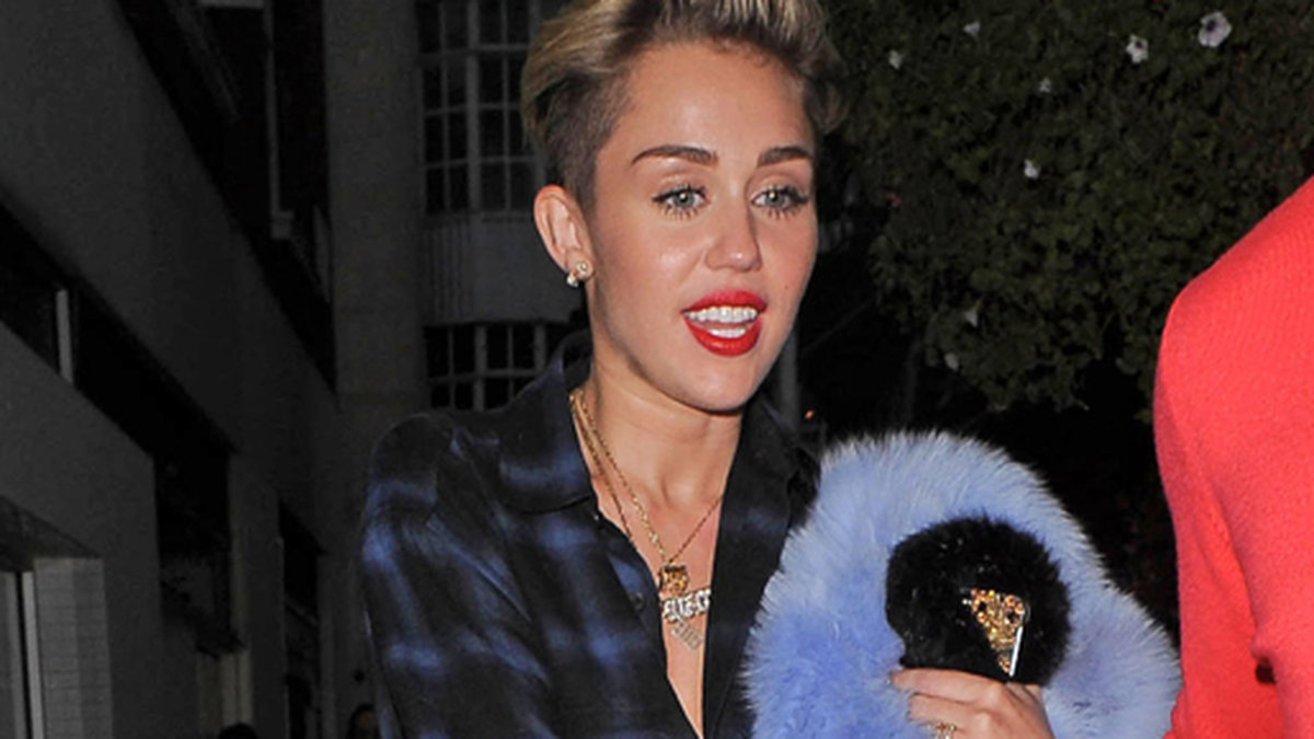 Miley älskar sina lårhöga stövlar från Christian Louboutin.