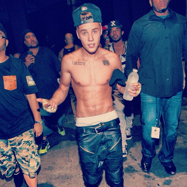 2. Därefter kommer Justin Bieber med sina över 9,4 miljoner. - justinbieber 2. Därefter kommer Justin Bieber med sina över 9,4 miljoner. - justinbieber