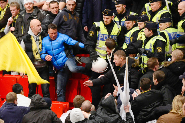 Här slåss AIK-fansen med supportervakterna och de andra i klacken.