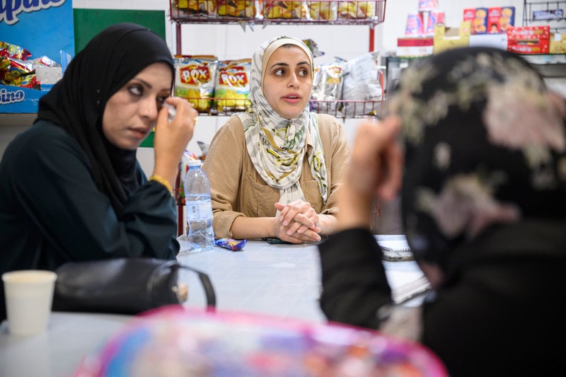 Ghada al-Hams och Khulud Ishalid al-Madhun från Gaza i kafeterian på Läkare utan gränsers rehabiliteringsklinik i Amman.