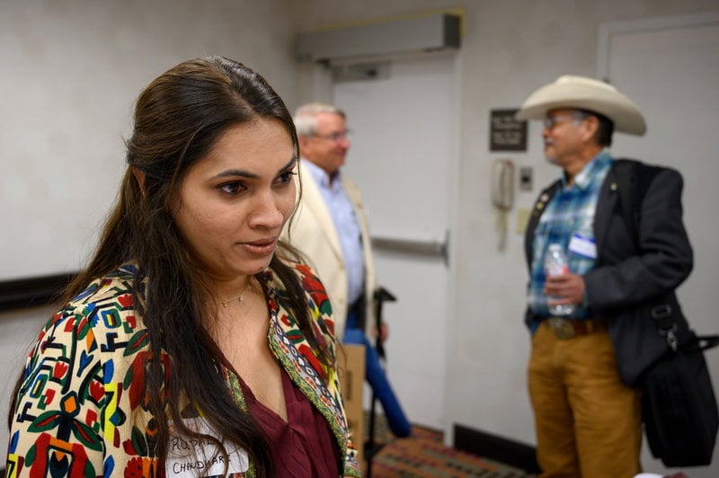 Republikanen Rupal Chaudhari, tidigare migrationsadvokat och ekonom, hoppas väljas till domare i Travis County. Hon är medlem i talarklubben Speaking of Liberty (Tala om frihet) i Austin i Texas.