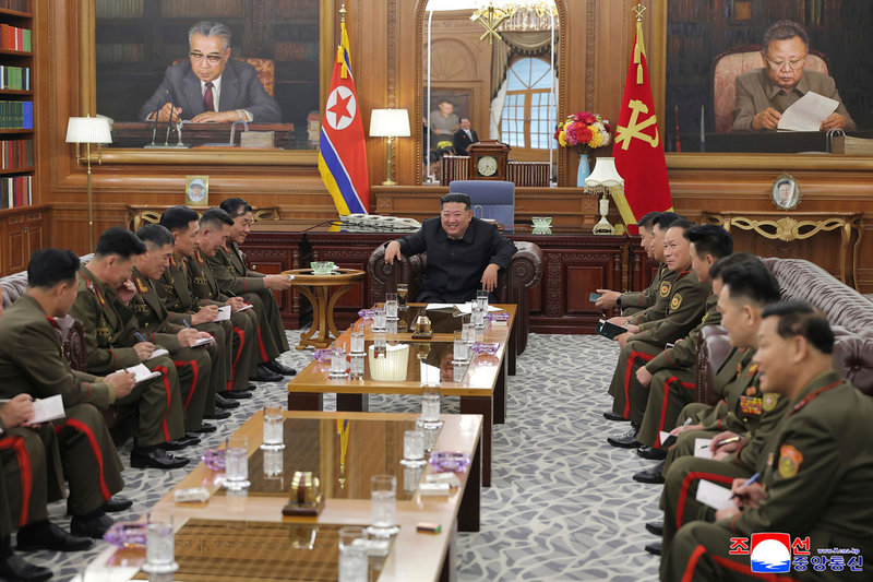 Kim Jong-Un tackade både militär som deltagit i insatsen och anhöriga till soldater som stupat.