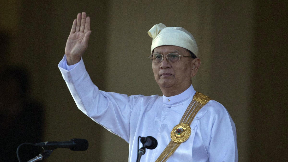Burmas president Thein Sein och hans personal tyckte inte det var roligt och har bestämt sig för att straffa poeten.