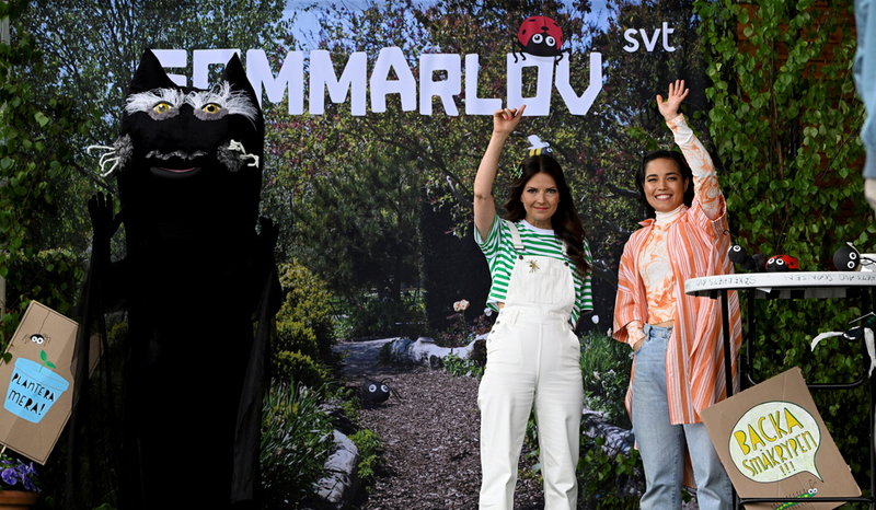 Sommarskuggan är en av programmet 'Sommarlovs' mest populära figurer. Här tillsammans med programledarna Malin Olsson och Ida On.