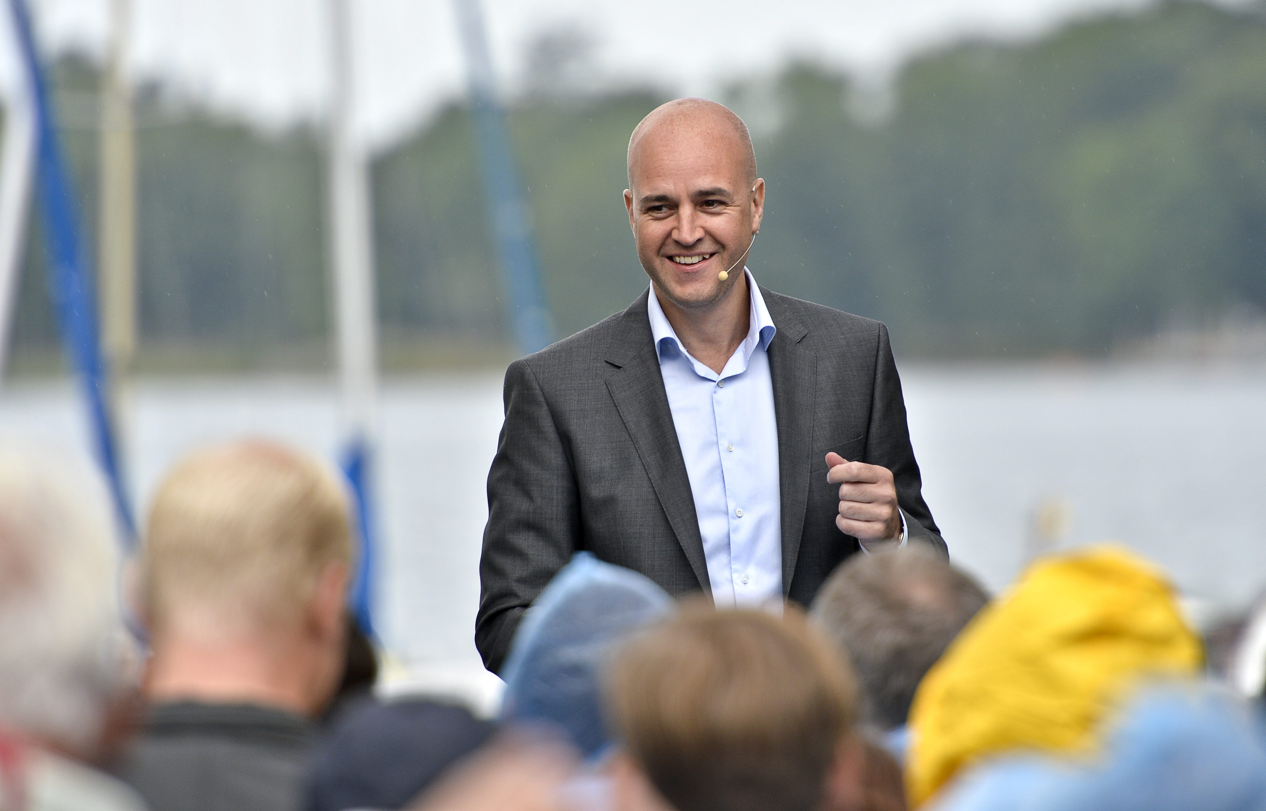 Han är missnöjd med sin före detta partiledare Fredrik Reinfeldt.
