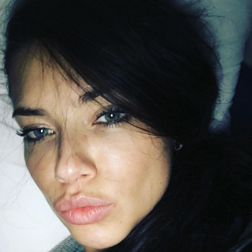 Adriana Lima tar en selfie. Adriana Lima tar en selfie.