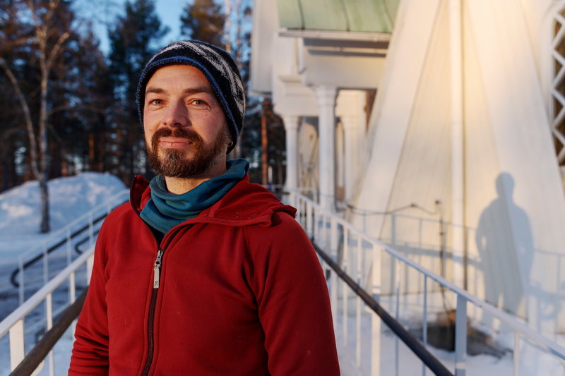 Viktor Segerström, gruppledare för Vänsterpartiet i Jokkmokk och vice ordförande i kommunstyrelsen, står mittemellan gruvförespråkarna och gruvmotståndarna. Han är bedrövad över det tråkiga tonläge som har uppstått i gruvdebatten.