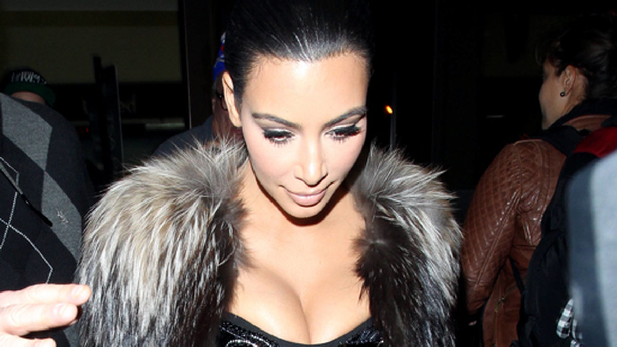 Kim Kardashian kör på päls i Los Angeles.