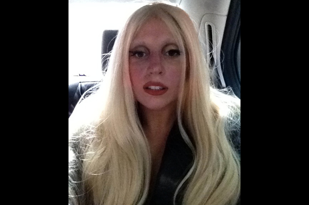 Lady Gaga har, inte helt oväntat, bytt hårfärg igen. Denna gång blev det en blond peruk - som för en gångs skull ser ganska naturlig ut.