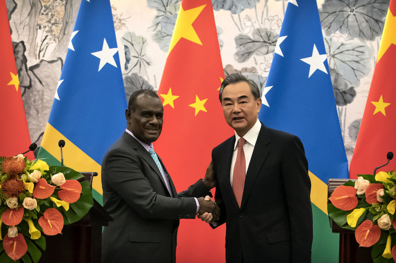 Salomonöarnas utrikesminister Jeremiah Manele träffar Kinas Wang Yi i samband med att diplomatiska relationer etablerats 2019.