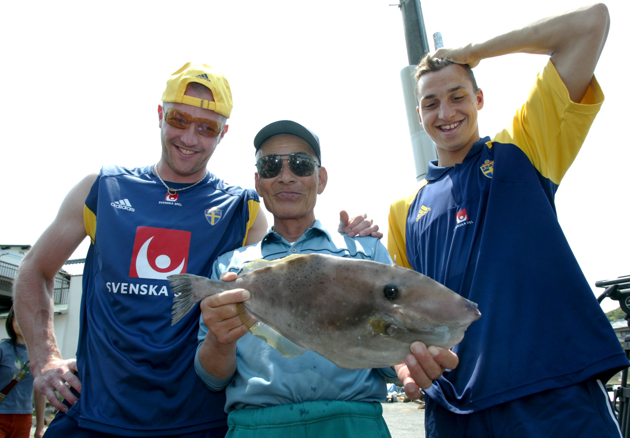 Med Magnus Hedman och okänd fiskare under VM i Sydkorea/Japan. Med Magnus Hedman och okänd fiskare under VM i Sydkorea/Japan.
