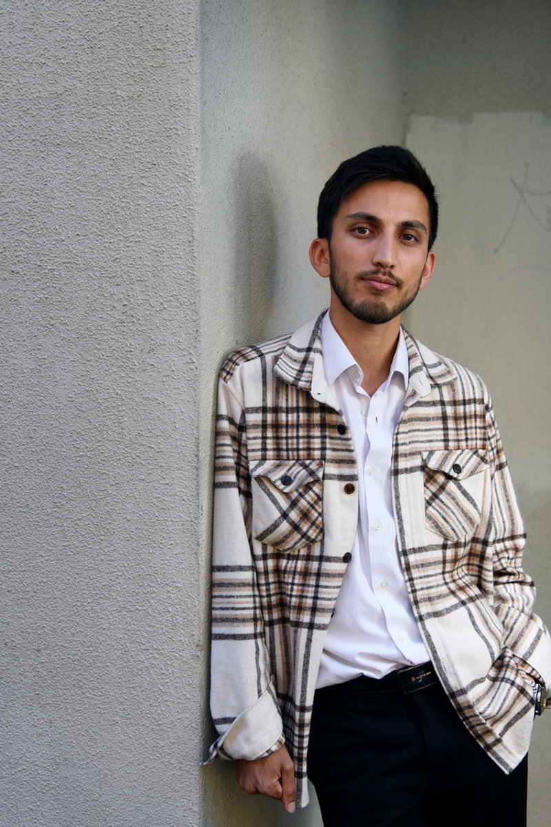 Alireza Naghavi kom till Uppsala 2015 där han läste naturvetenskaplig gymnasielinje. Numera bor han i Paris där han studerar filmvetenskap på Université Paris 8 i Saint-Denis i norra delen av den franska huvudstaden.