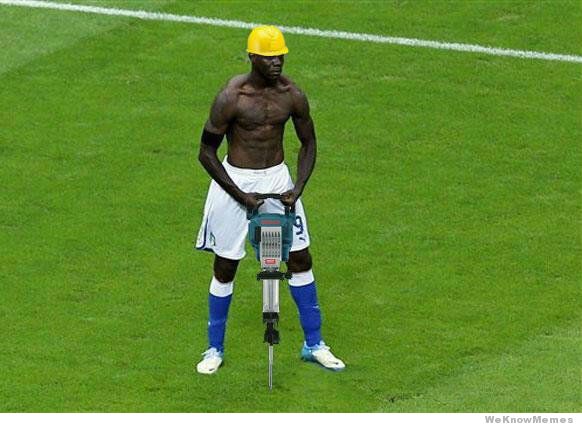 Om Balotellis skandaler till slut sätter stopp för fotbollskarriären kan han bli byggarbetare. Han har musklerna. Han har inställningen. Om Balotellis skandaler till slut sätter stopp för fotbollskarriären kan han bli byggarbetare. Han har musklerna. Han har inställningen.