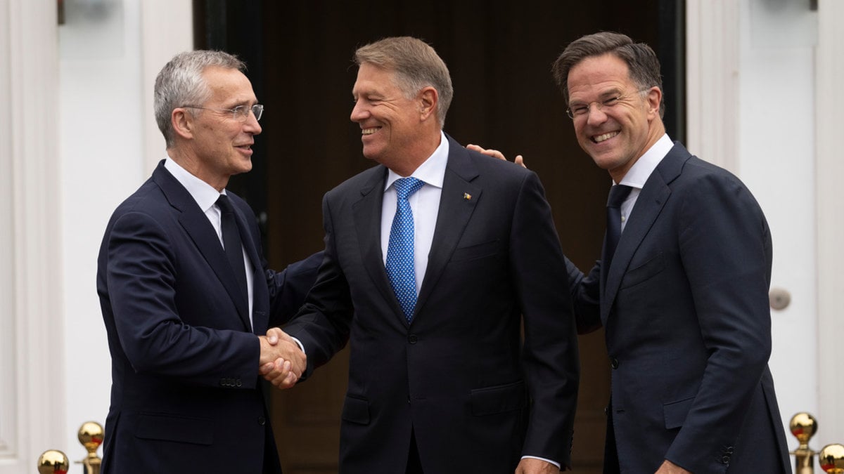 Glada miner när Natos generalsekreterare Jens Stoltenberg träffade Rumäniens president Klaus Iohannis och Nederländernas premiärminister Mark Rutte i Haag i somras. Nu kämpar de två sistnämnda om Stoltenbergs jobb. Arkivbild.